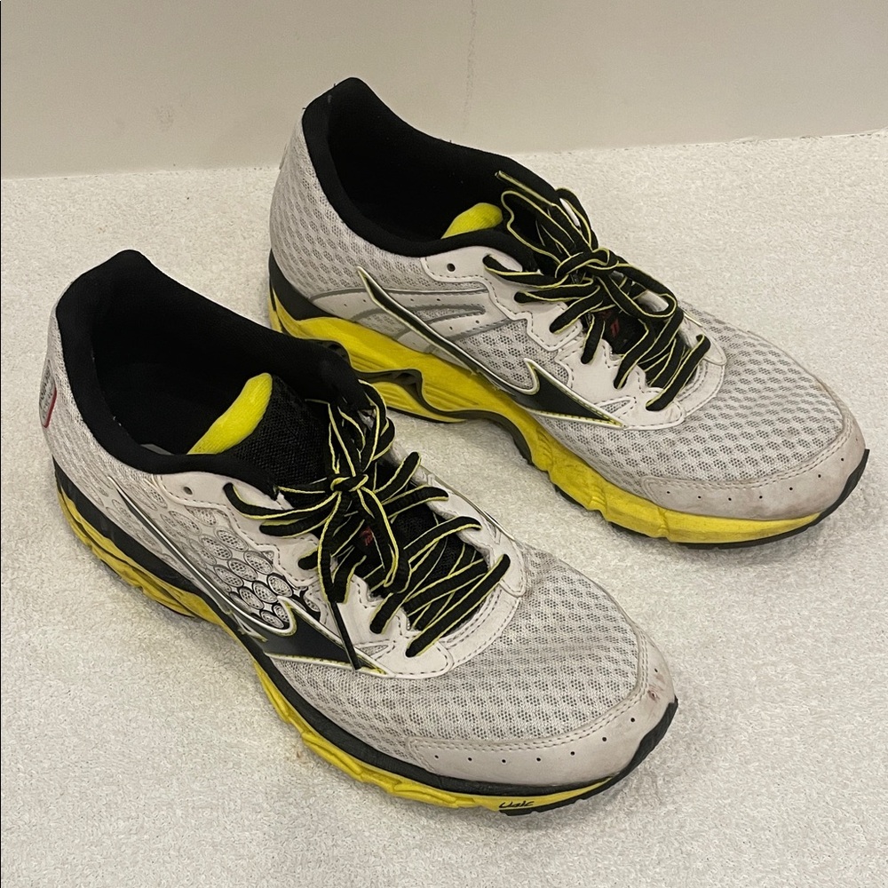 Nike Men's Mizuno White and Yellow Athletic Shoes